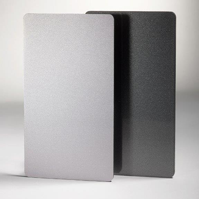 Chapa composite de aluminio con aspecto metálico DIBOND®, gama gris y blanca brillante
